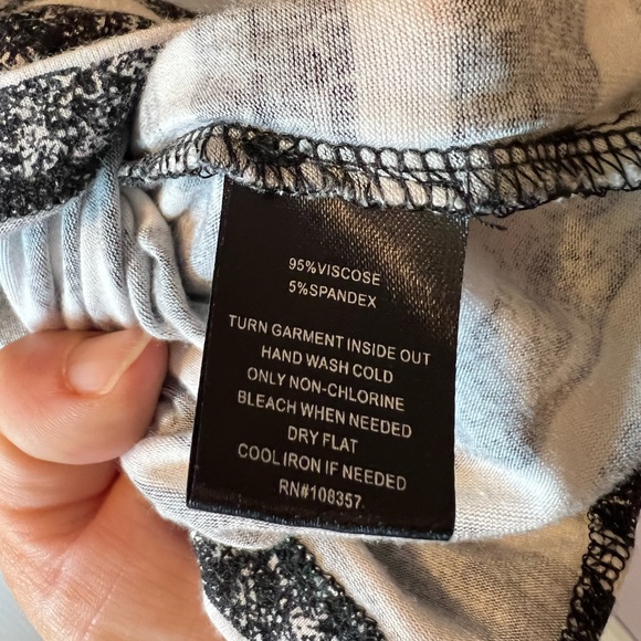 Signature Studio Women’s Large Black & White Striped Shirt - Picture 10 of 10